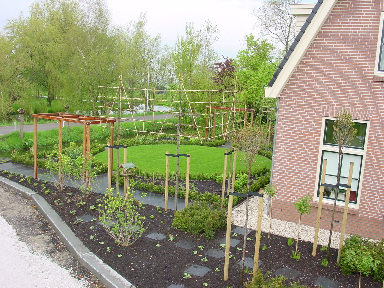 Aangelegde tuin met groen en terras